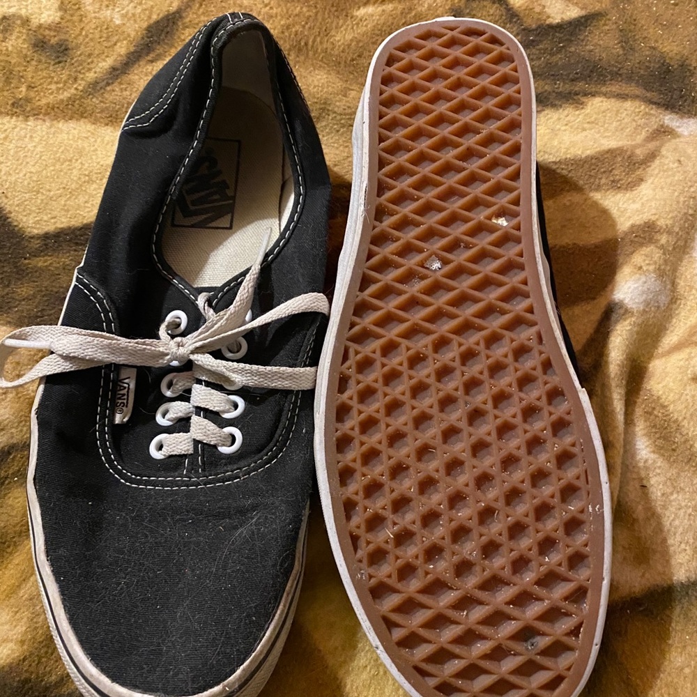 Tennis shoes